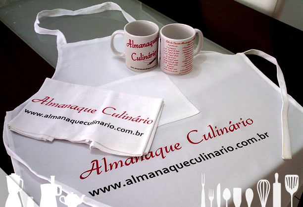 2 canecas, 1 avental e 1 pano de prato