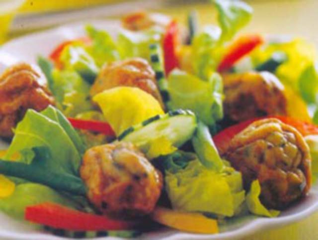 Almôndegas de tainha com verduras