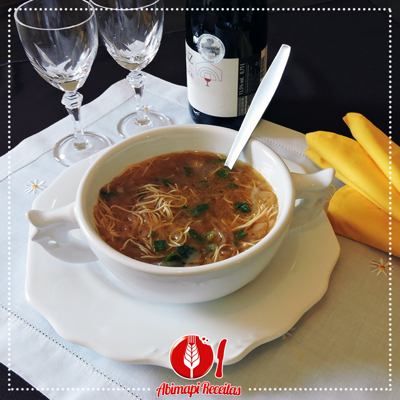 Sopa de Cebola e Macarrão