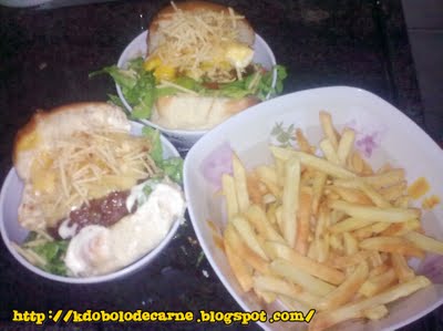 Super Eggsplosion com Hambúrguer Caseiro e Batatas Crocantes