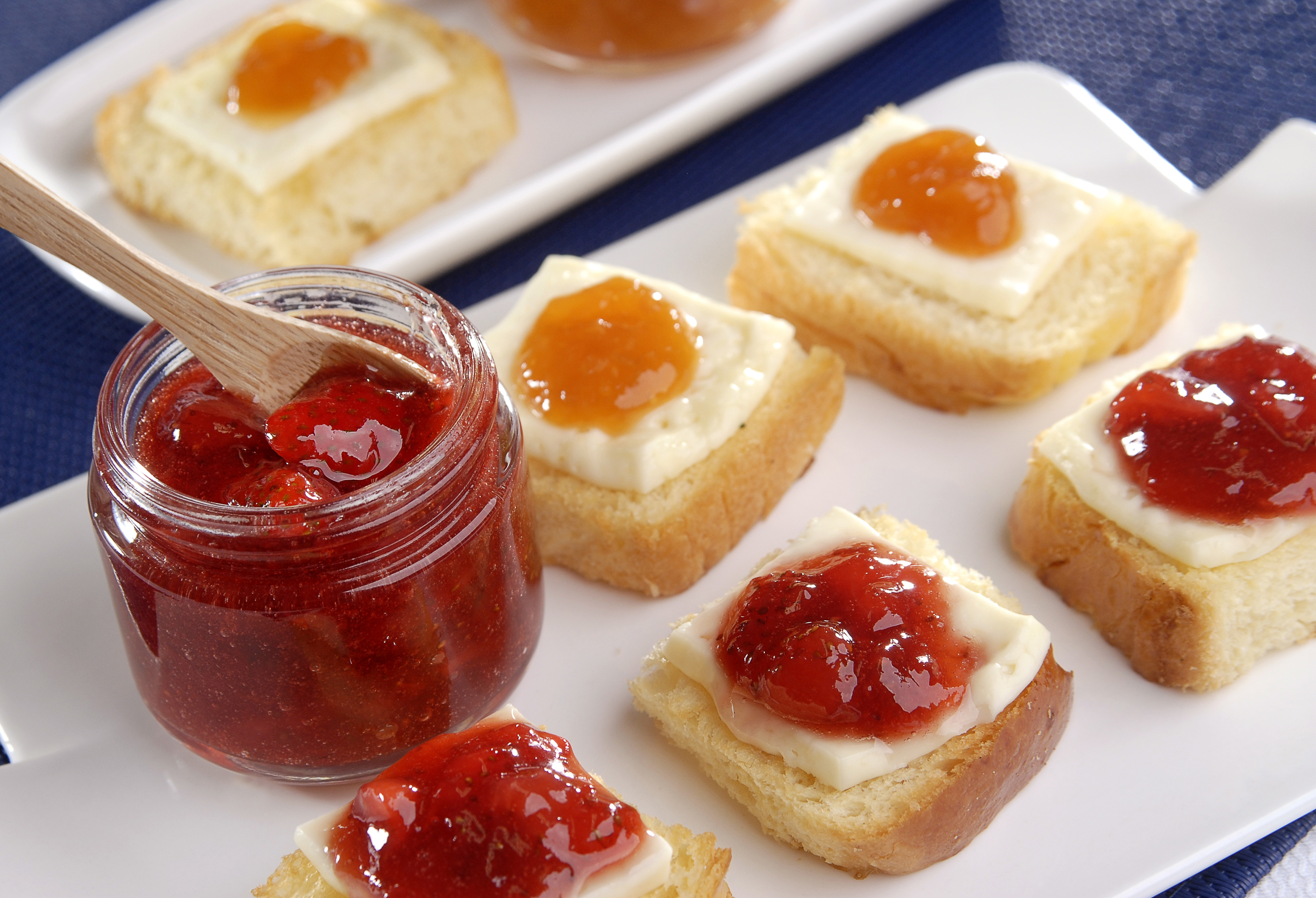 Brioche com Queijo Minas e Geleias