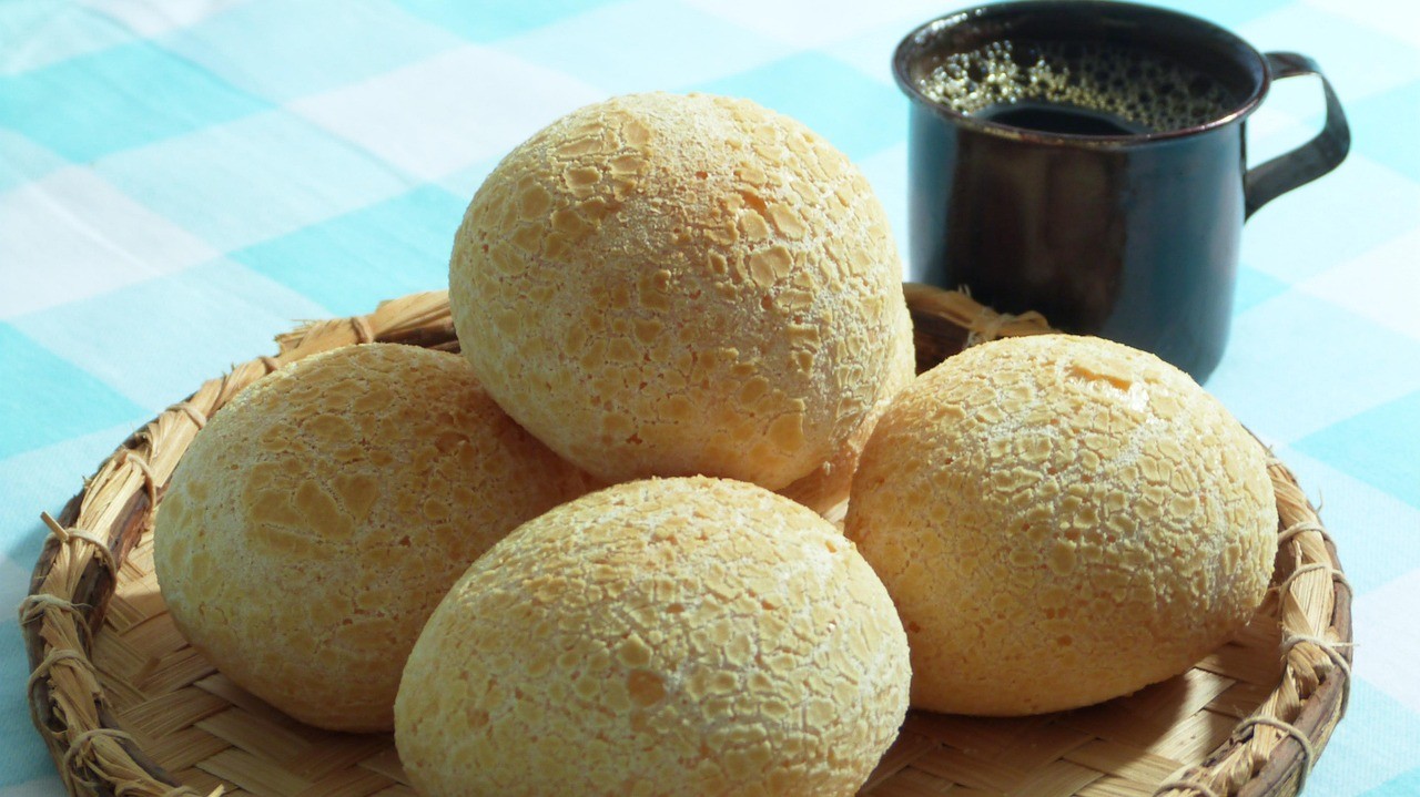 Pão de queijo rápido com falso requeijão