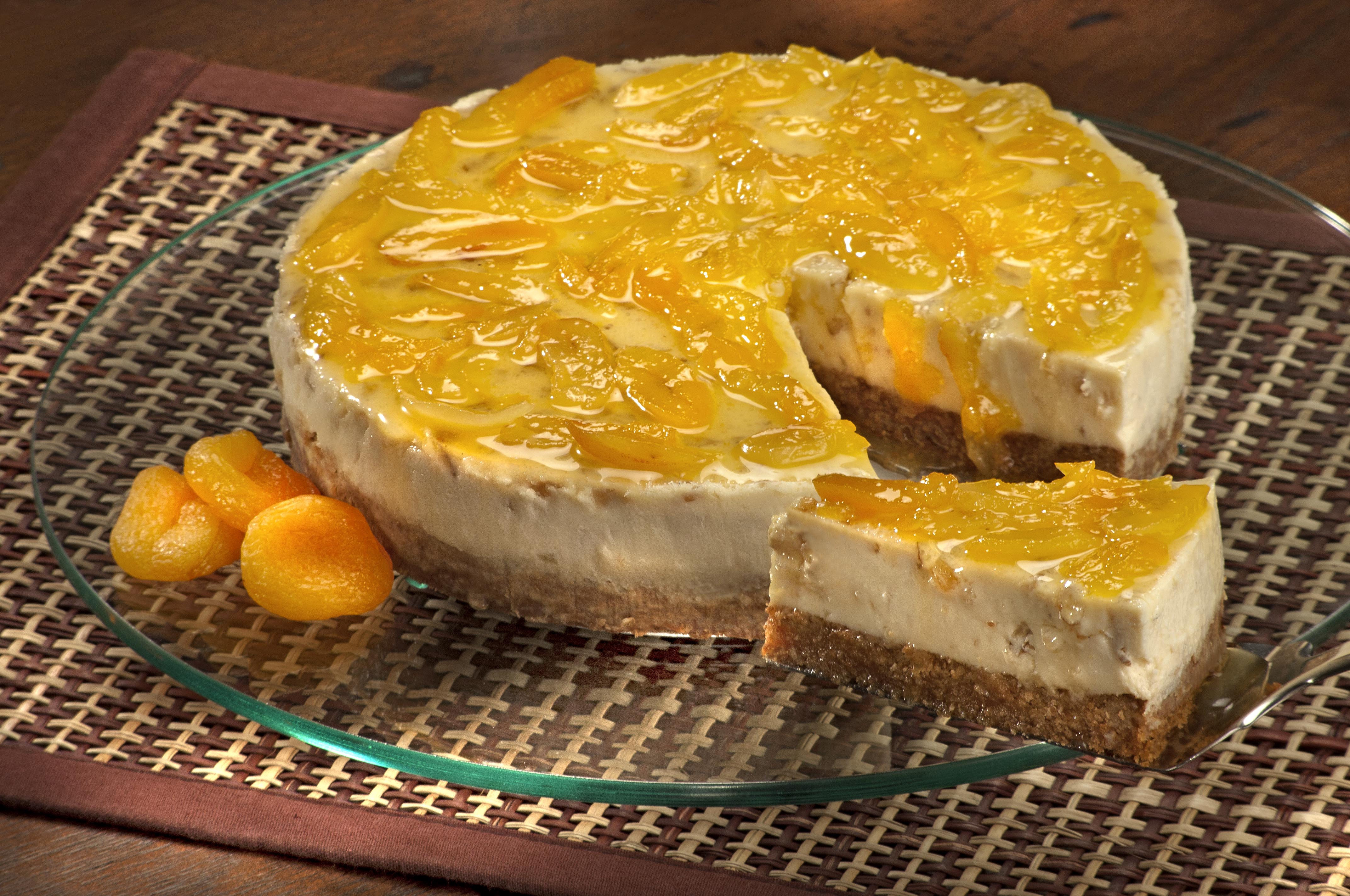 Torta de Ricota com Nozes e Calda de Damasco