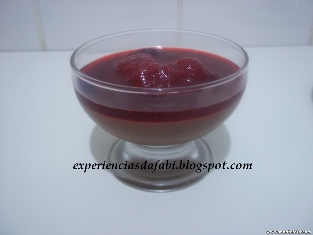 Mousse de Chocolate Meio Amargo com Calda de Morango