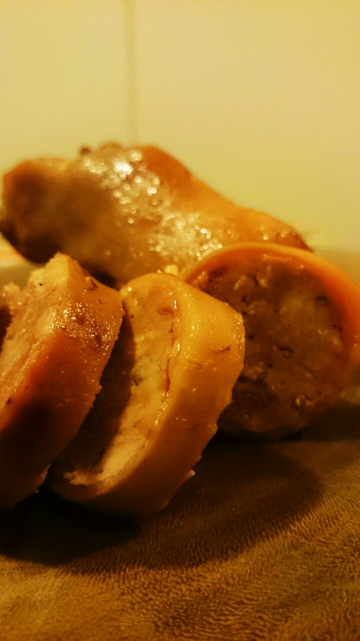 Pé de porco recheado com linguiça e semente de erva doce