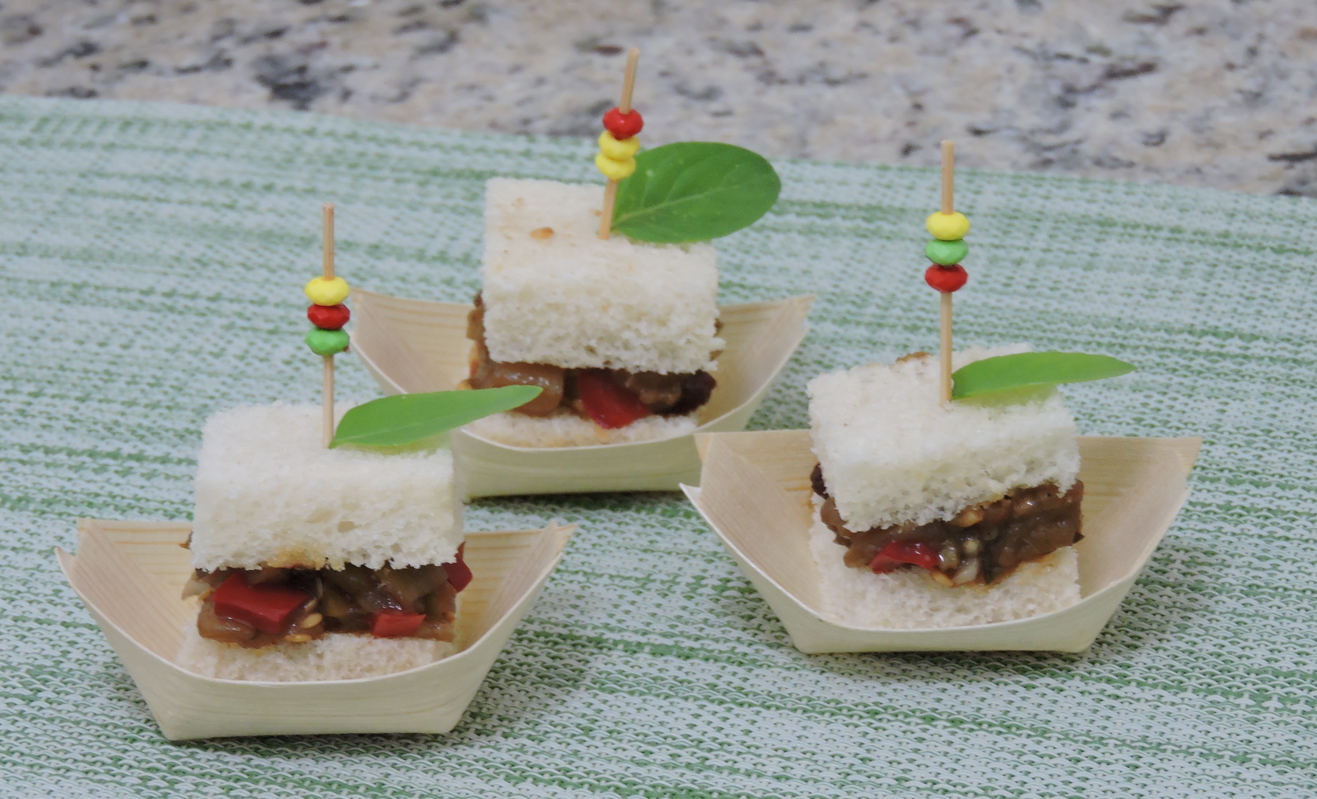 Barquinhas com Caponata de Berinjela